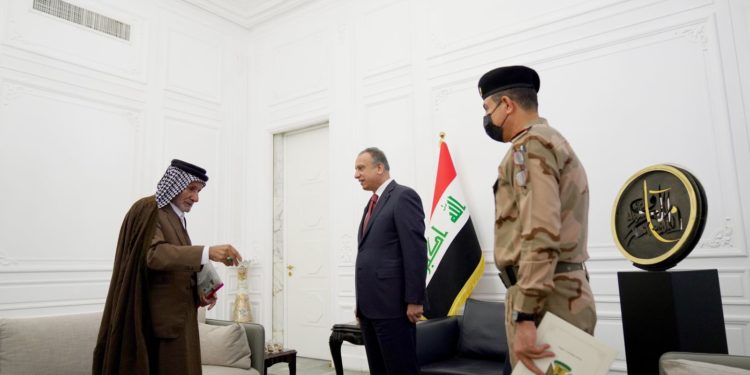 الكاظمي يلتقي مواطناً اشتكى من إجباره على (دفع رشوة)