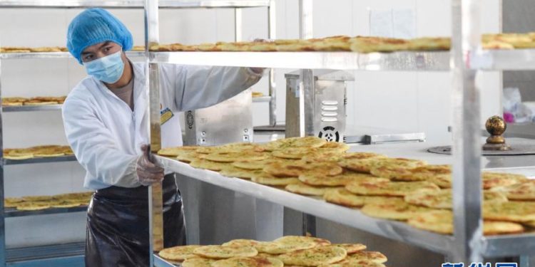 خبز (نانغ) الصيني يزين موائد الطعام في روسيا