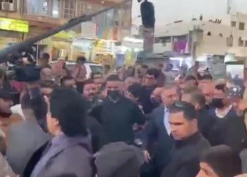 رئيس الوزراء العراقي مصطفى الكاظمي يتجول في مدينة الصدر + فيديو