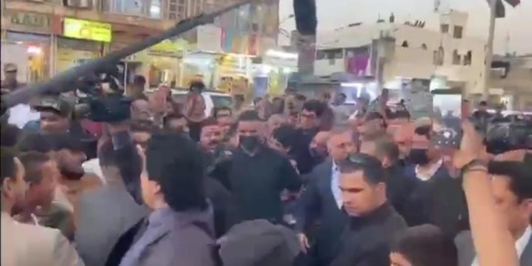 رئيس الوزراء العراقي مصطفى الكاظمي يتجول في مدينة الصدر + فيديو