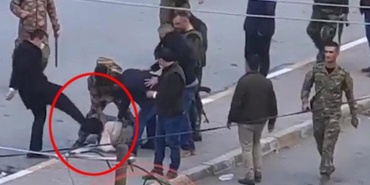 اعتقال ضابط (ركل رأس شاب) أثناء التظاهرات في السليمانية