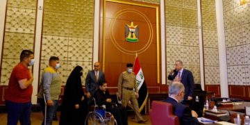 الكاظمي يوجه بترقية الجرحى الاشقاء الاربعة بعد استقبالهم اثناء جلسة مجلس الوزراء