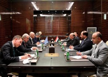 وزير الخارجية يبحث مع نظيره اليوناني العلاقات المُتميِّزة بين البلدين