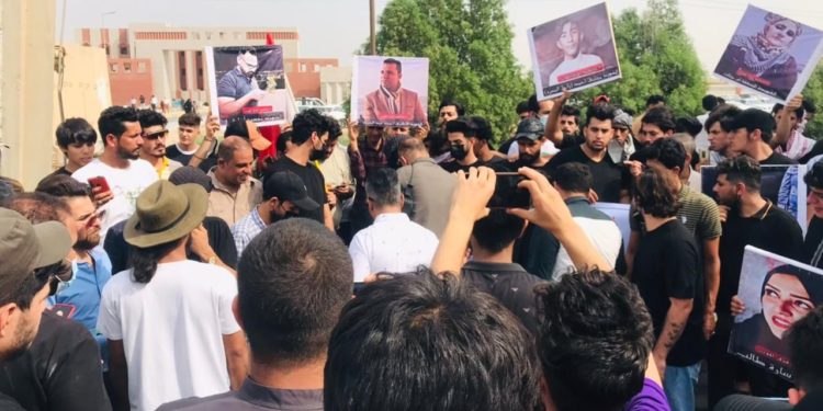 متظاهرون في البصرة يطالبون بمحاكمة المتهمين الاخرين بقتل الصحفيين