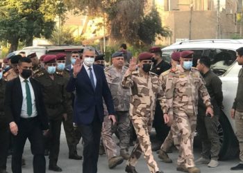 وزير الداخلية وعدد من القيادات الأمنية يشاركون بمجلس العزاء امام بوابة المنطقة الخضراء