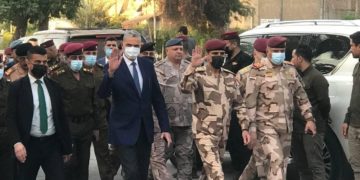 وزير الداخلية وعدد من القيادات الأمنية يشاركون بمجلس العزاء امام بوابة المنطقة الخضراء