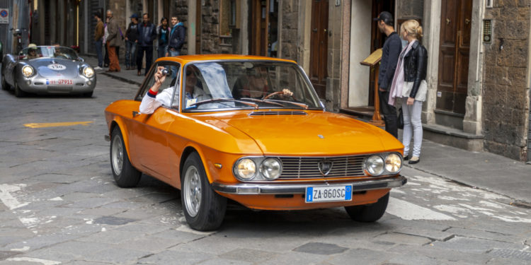 قصة سيارة مركونة بإيطاليا منذ (47 عاماً) وأصبحت مزاراً للسياح