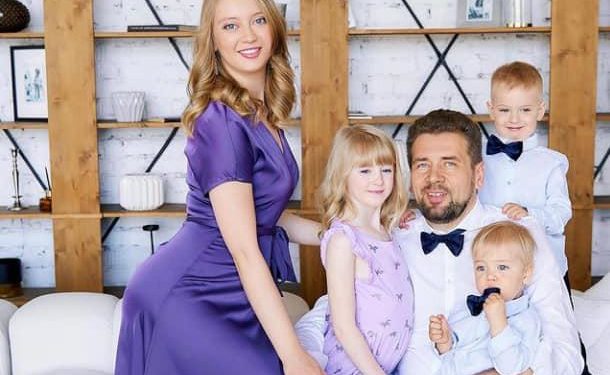 أم لثلاث أطفال تفوز بلقب ملكة جمال النساء المتزوجات لهذا العام