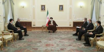 الرئيس الإيراني يلتقي الأمين العام لــ(منظمة التعاون الإقتصادي ECO)