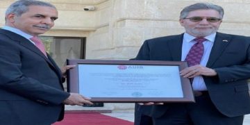 الجامعة الأمريكية تمنح رئيس مجلس القضاء الأعلى شهادة قانونية دولية