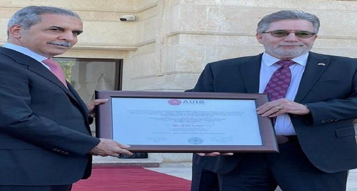 الجامعة الأمريكية تمنح رئيس مجلس القضاء الأعلى شهادة قانونية دولية