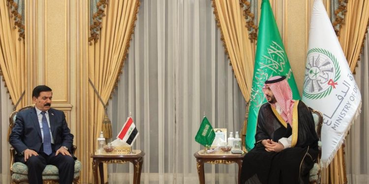 وزير الدفاع في الرياض يبحث التعاون بالمجال الدفاعي والقضايا المشتركة
