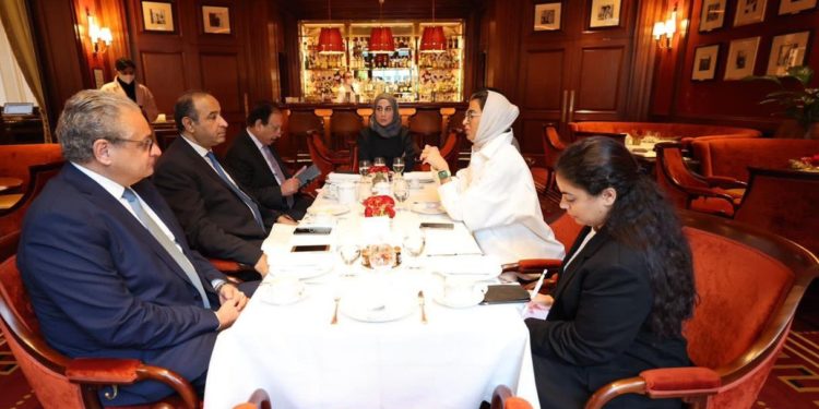 وزير الثقافة مع نظيرته الإماراتية يبحثون إعادة تأهيل جامع النوري