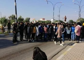 الطلاب المتظاهرون  يقطعون طريقا في السليمانية