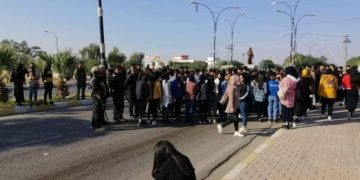 الطلاب المتظاهرون  يقطعون طريقا في السليمانية