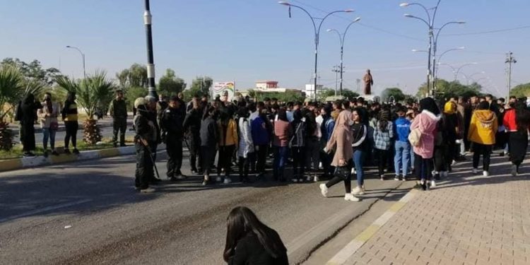الطلاب المتظاهرون يقطعون طريقا في السليمانية