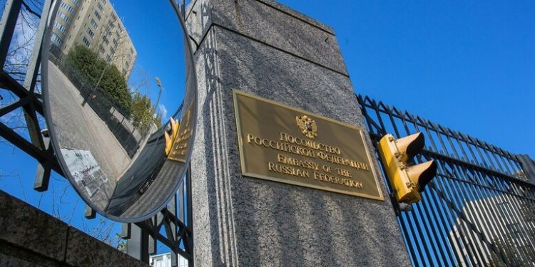 سفارة روسيا بواشنطن تحث الولايات المتحدة على الضغط على (أوكرانيا)
