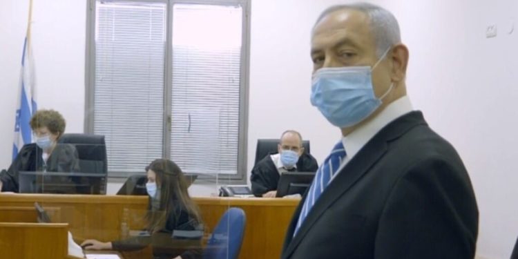 نتنياهو يواجه تهما تعرضه للسجن سنوات طويلة