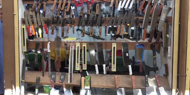 حرفي يحافظ على مهنة انقرضت منذ زمن في العراق