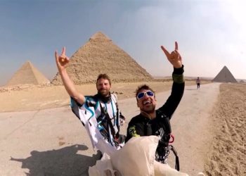 مغامر فرنسي يطير فوق أهرامات الجيزة ,, ببدلة مجنحة + فيديو