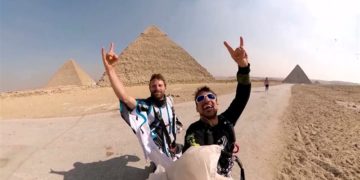 مغامر فرنسي يطير فوق أهرامات الجيزة ,, ببدلة مجنحة + فيديو