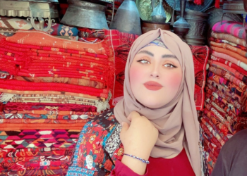 عراقية تنجح في تصميم (140 زيا بابليا) مع إكسسواراتها في أسبوع