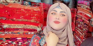عراقية تنجح في تصميم (140 زيا بابليا) مع إكسسواراتها في أسبوع