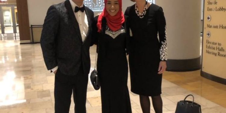 قصة آية جلال أول مذيعة مصرية محجبة على قناة أمريكية