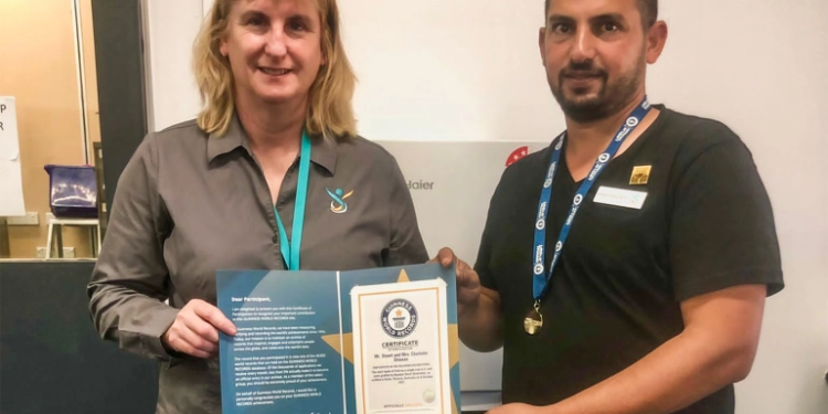 شاب عراقي يدخل موسوعة غينيس بـــ(تطعيم شجرة بـ10 أنواع من الفاكهة)