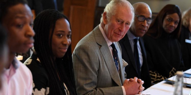 الأمير تشارلز ينفي تساؤله عن “لون بشرة” أطفال هاري وميغان
