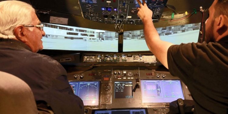 رجل يطير افتراضيا من قمرة قيادة < بنـــاها في منزله >