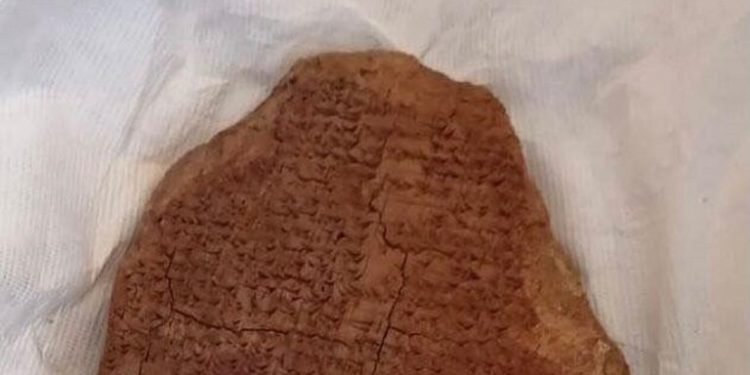 وزير الخارجية يسلم وزير الثقافة لوح حلم كلكامش