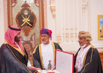 السلطان هيثم بن طارق يمنح الأميـــر محمد بن سلمان أحد أرفع الأوسمة العمانية