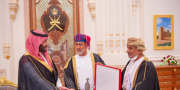 السلطان هيثم بن طارق يمنح الأميـــر محمد بن سلمان أحد أرفع الأوسمة العمانية