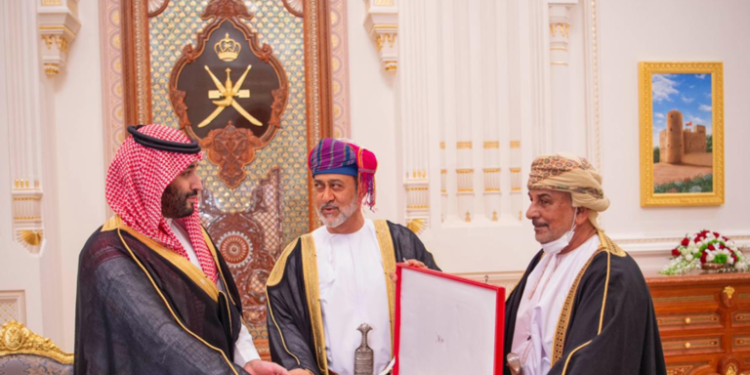 السلطان هيثم بن طارق يمنح الأميـــر محمد بن سلمان أحد أرفع الأوسمة العمانية