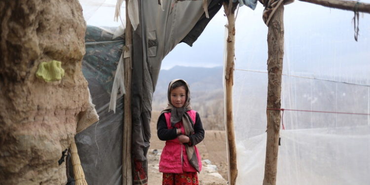 آباء أفغان يبيعون بناتــــــهم القاصرات مقابل المال