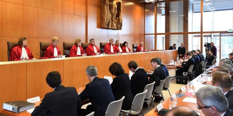 انتقال الموظف من سريره لمكتب داخل منزله جزء من العمل