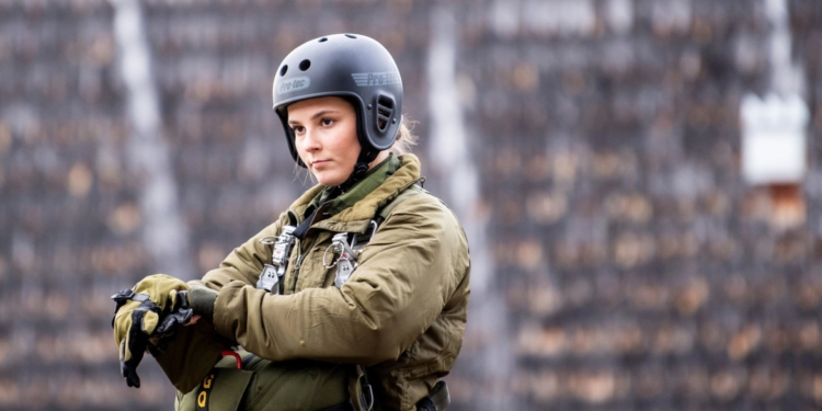 أميرة نرويجية مراهقة تحلّق بمقاتلة “إف-16”