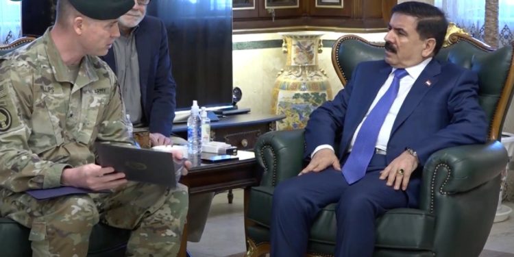 وزير الدفاع يلتقي (ضابط الدفاع الأقدم) في السفارة الأميركية ببغداد