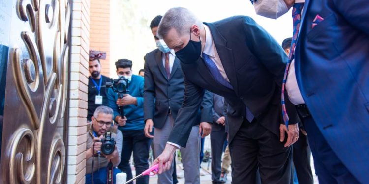 حضور سفير الولايات المتحدة مراسم تأبين في مجمع مستشفى ابن الخطيب