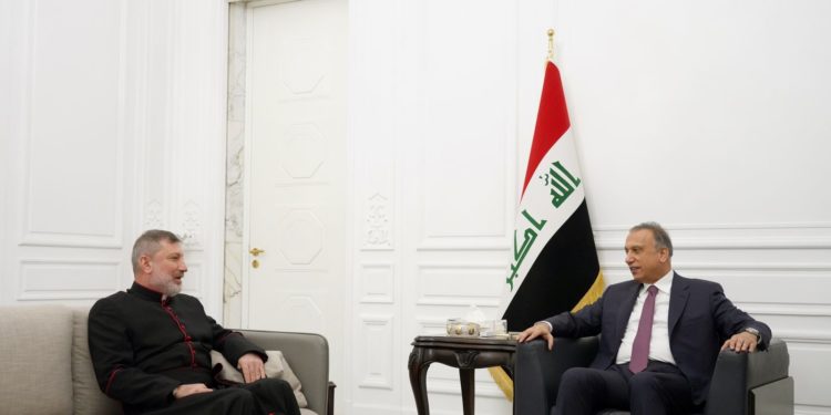 الكاظمي يستقبل راعي (الكنيسة الأنجليكانية) في العراق