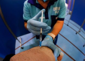 رجل يتلقى 10 جرعات من لقاحات كورونا فى يوم واحد
