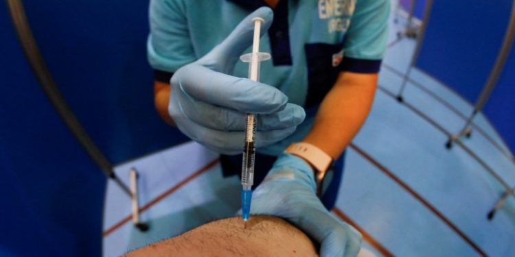 رجل يتلقى 10 جرعات من لقاحات كورونا فى يوم واحد