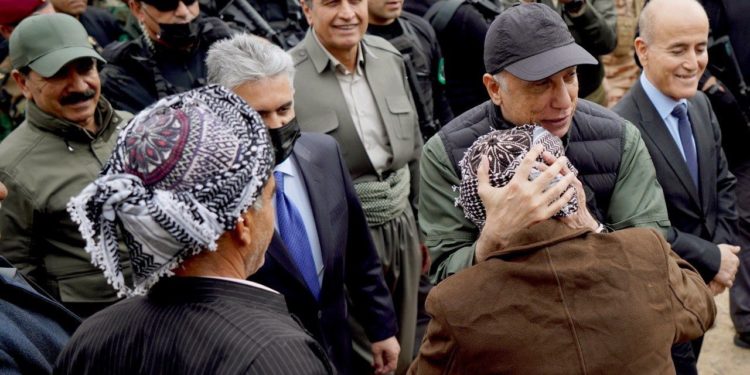 الكاظمي يزور قرية اللهيبان في قضاء مخمور + صور