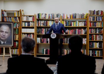 الكاظمي يزور دار الكتب والوثائق ويفتتح قاعة الراحل أحمد الجلبي
