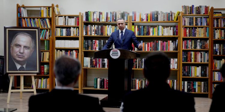 الكاظمي يزور دار الكتب والوثائق ويفتتح قاعة الراحل أحمد الجلبي