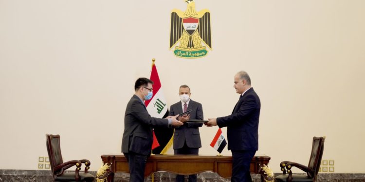 الكاظمي يرعى توقيع (15 عقداً مع الجانب الصيني) لبناء ألف مدرسة