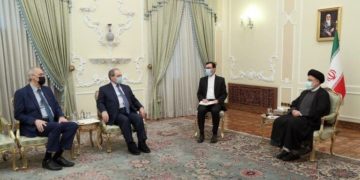 الرئيس الايراني يستقبل وفدا سوريا برئاسة وزير الخارجية