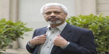 الروائي (عبدالرزاق قرنح) يتسلم جائزة نوبل للآداب في لندن