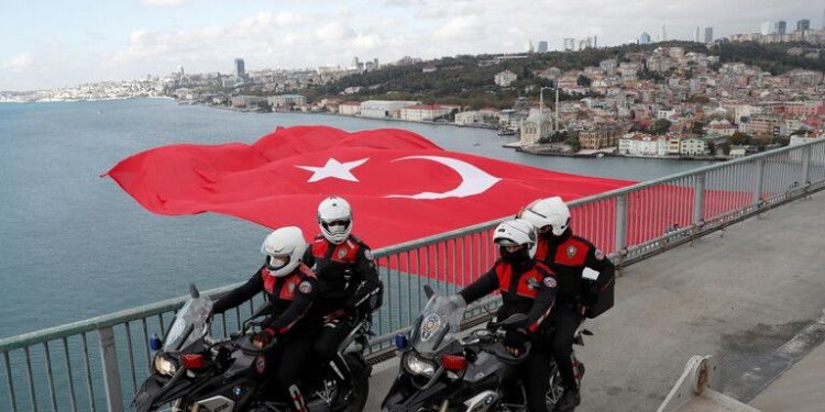 اعتقال (21 شخصا) يشتبه بانتمائهم إلى “داعش” في تركيا